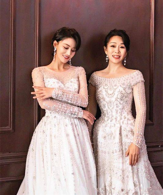 魅力 张馨予和妈妈的母女美搭,“母女式”穿搭的最佳组合,又美又飒