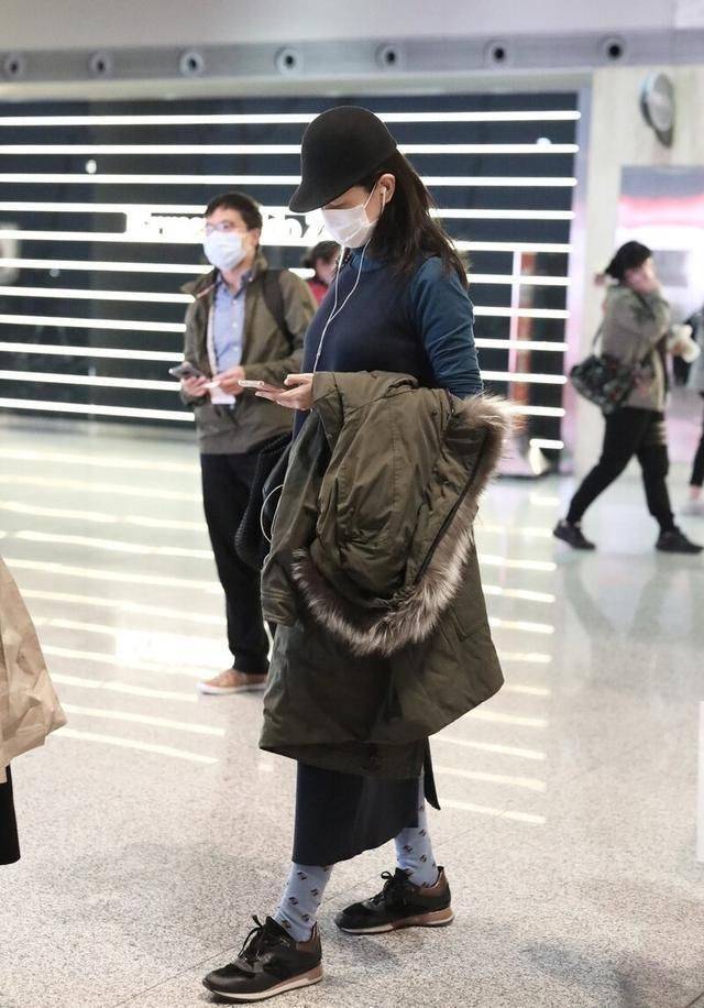 大衣咏梅走机场被拍，穿九分牛仔裤搭厚袜，51岁比年轻人打扮还时髦！