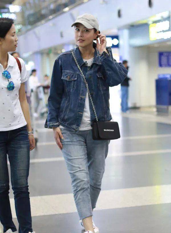 网友 53岁的周海媚扮起“嫩”绝对是数一数二,网友:混娱乐圈不容易啊