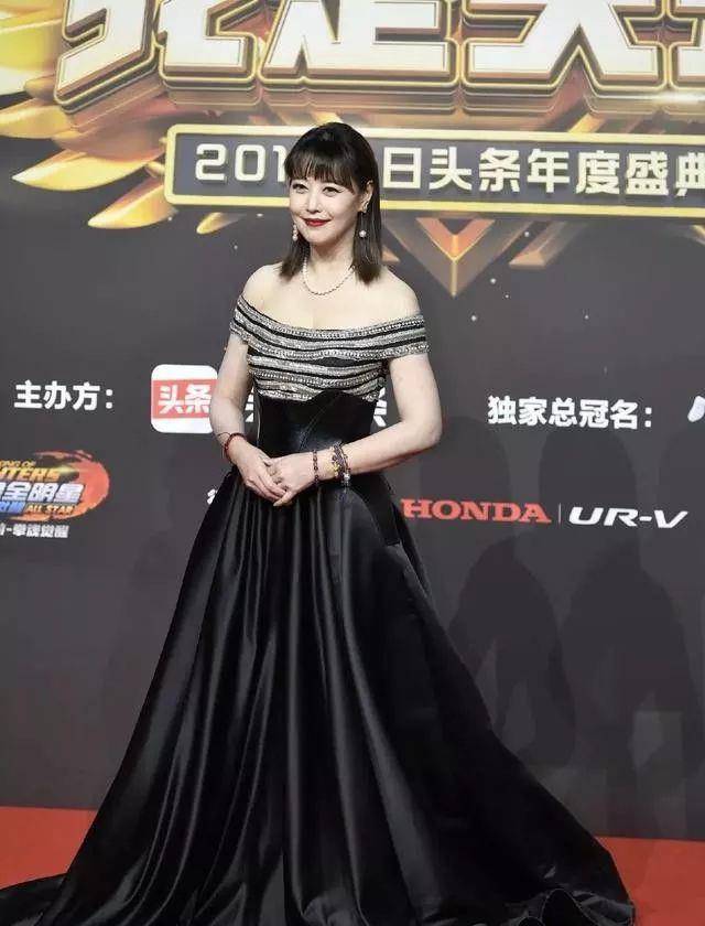 网友 53岁的周海媚扮起“嫩”绝对是数一数二,网友:混娱乐圈不容易啊