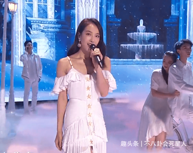连那英|芒果小年夜造型：沈梦辰露背，宋茜吊带月光裙，李菲儿像披花床单