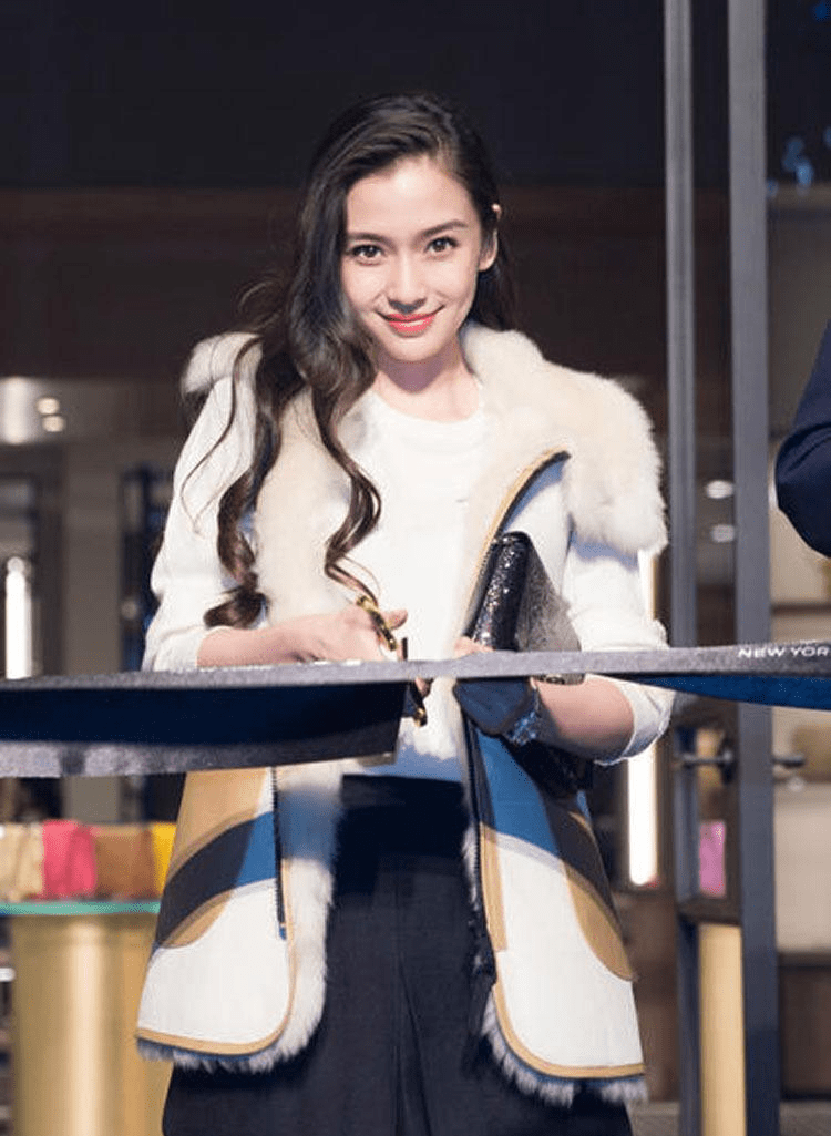 马甲 Baby真是瘦的过分了，脸上戴着眼镜，显得法令纹更明显了