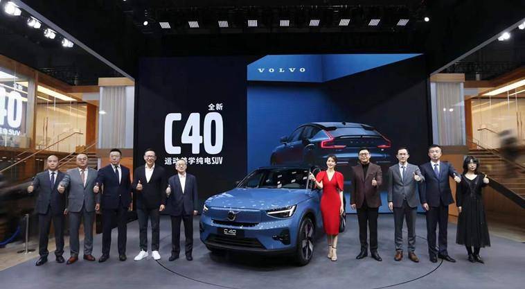 魅力 高圆圆低调露面为品牌助威，穿红色裙当车模，蜂腰红唇真假分不清