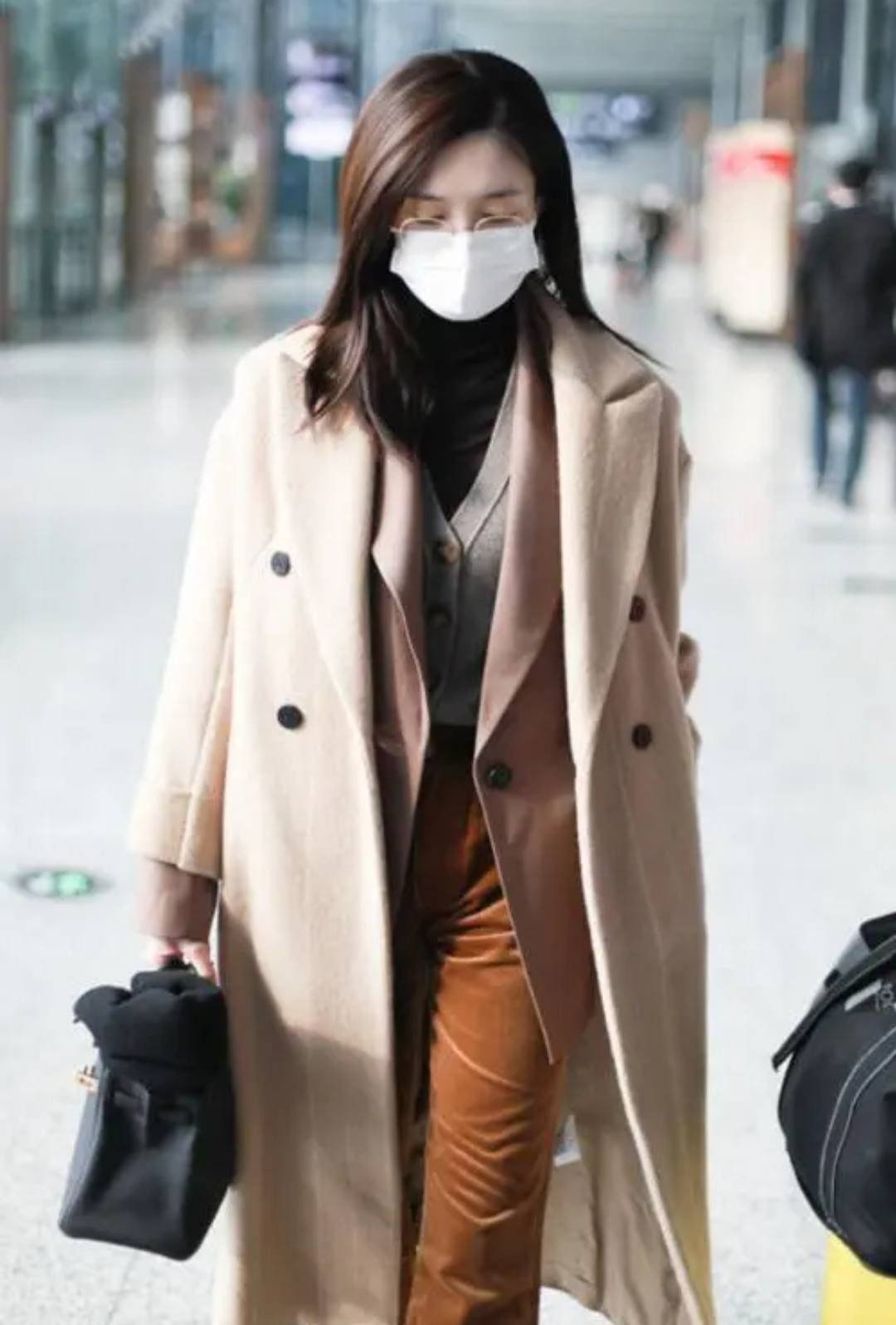 冬日 中年女人收起牛仔裤吧，今年冬天流行“温暖裤”，时髦显瘦还保暖