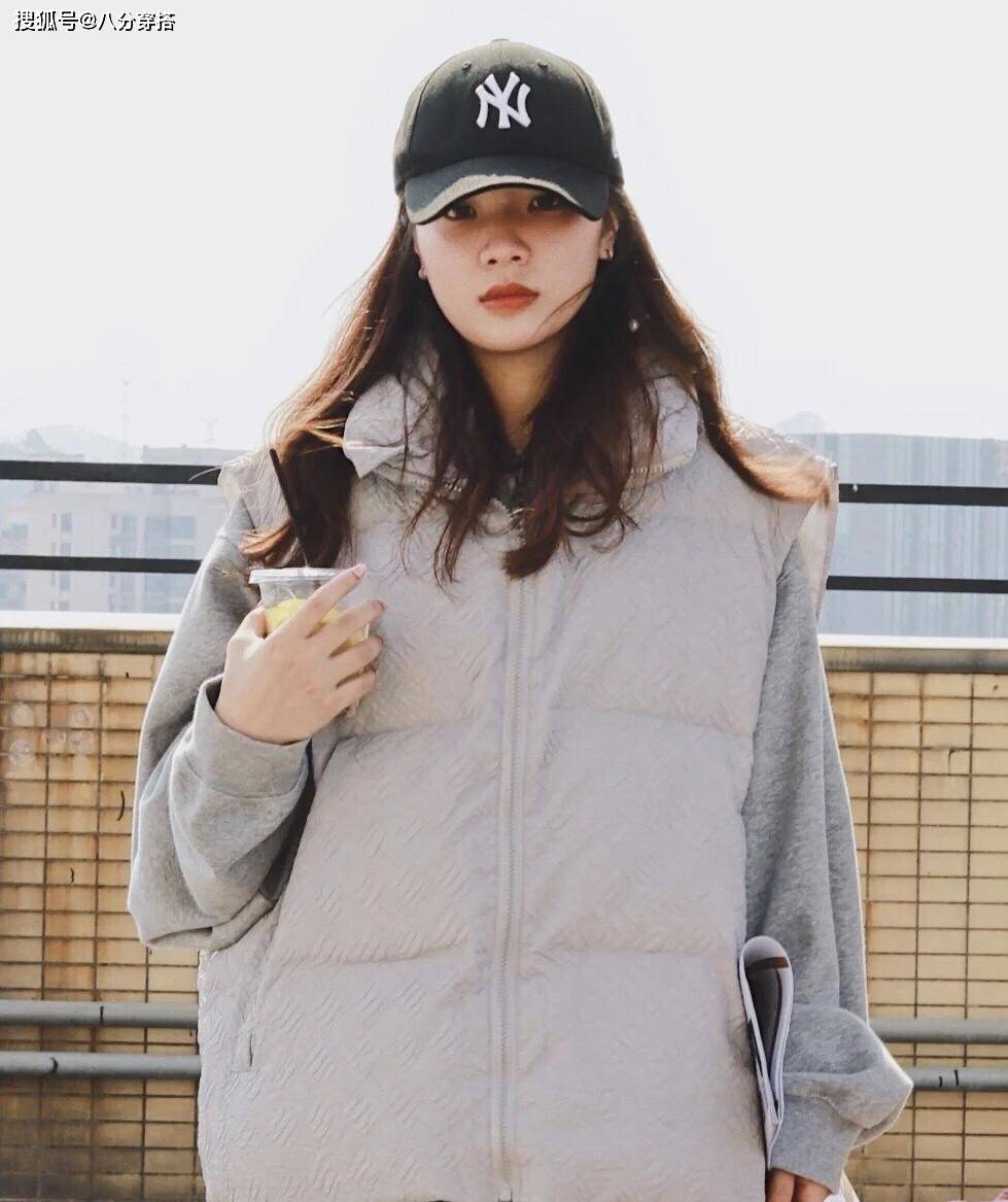 进行 羽绒服太显胖了?试试羽绒马甲叠穿的搭配,保暖舒适又减龄