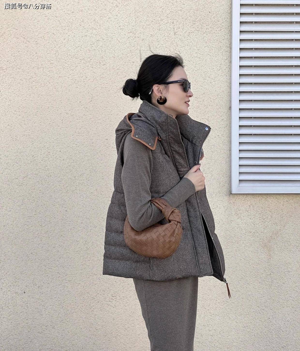 进行 羽绒服太显胖了?试试羽绒马甲叠穿的搭配,保暖舒适又减龄