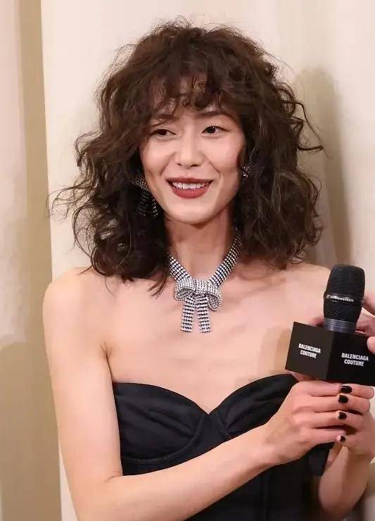 活动 哪有什么不老女神！张柏芝生图太老了，戚薇脸垮刘雯爆炸头没法看