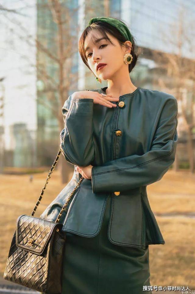 经验教程 今年不仅是流行复古穿搭，配饰上也在复古回潮，经典高级不挑人！