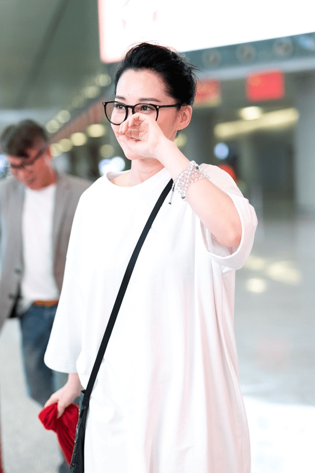 黑色 许晴真是冻龄女神，穿长款白色T恤走机场减龄时髦，气场全开