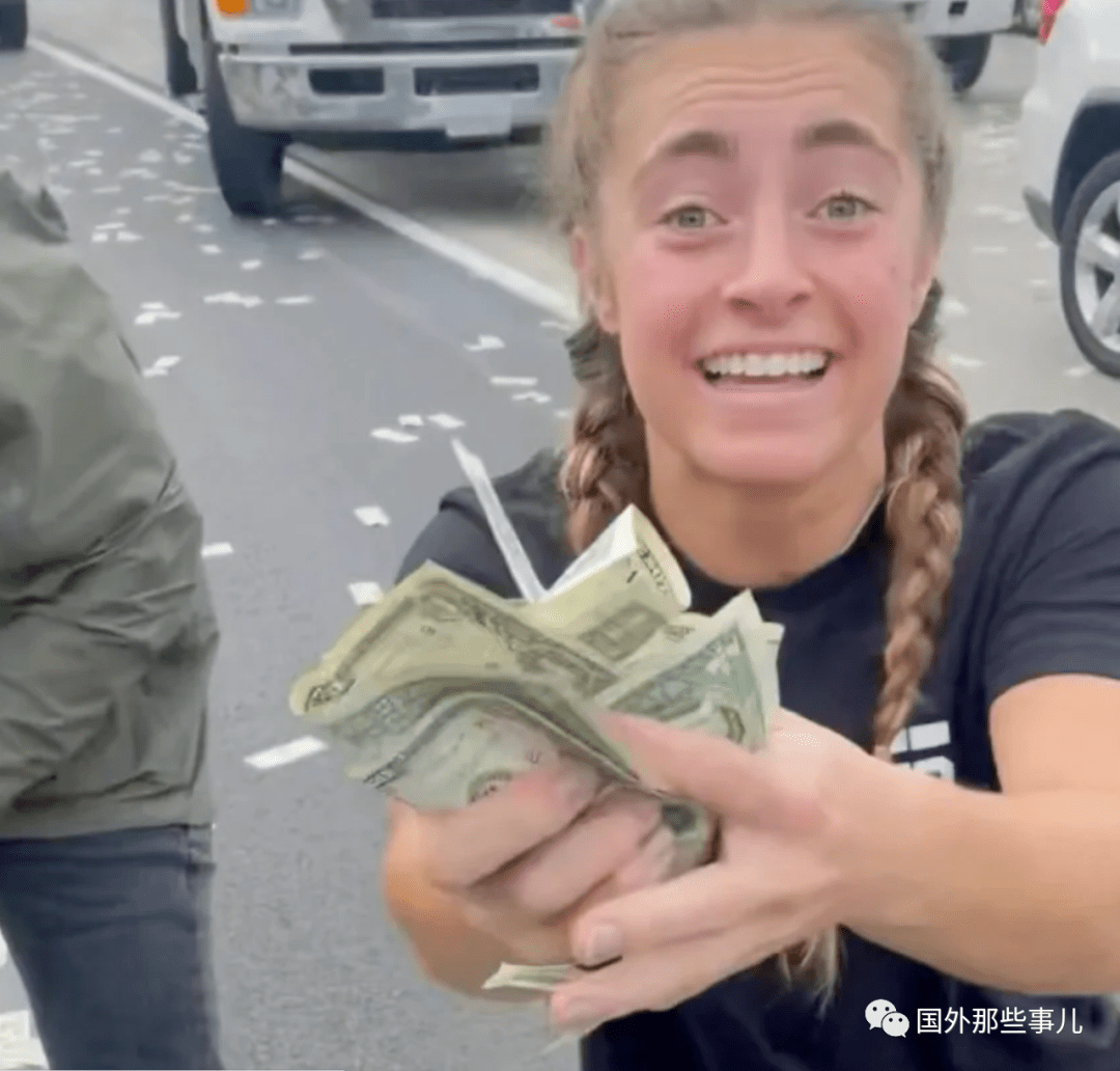 原创运钞车上掉落大量现金，高速公路下起钞票雨，司机不顾危险停车哄抢