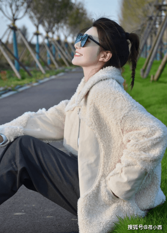 魅力 穿衣有品味的女人,都会选择毛茸茸的外套,这么打扮太高级了!