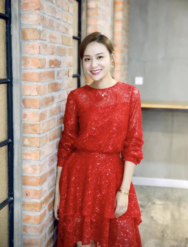 丝绸 叶一茜越来越时髦了!丝绸上衣搭配波点半身裙优雅浪漫,温柔端庄