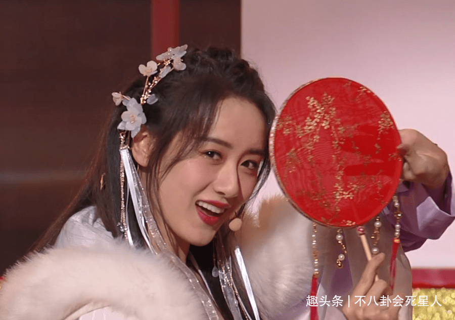 何炅嘴|芒果元宵会槽点多：何炅嘴瓢，沈梦辰戴美瞳扮老，四小花群魔乱舞