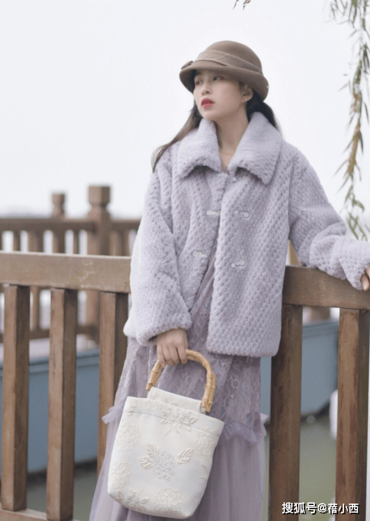 魅力 穿衣有品味的女人，都会选择毛茸茸的外套，这么打扮太高级了！