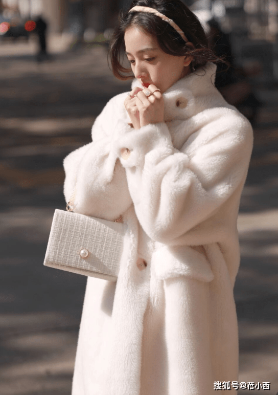 魅力 穿衣有品味的女人，都会选择毛茸茸的外套，这么打扮太高级了！
