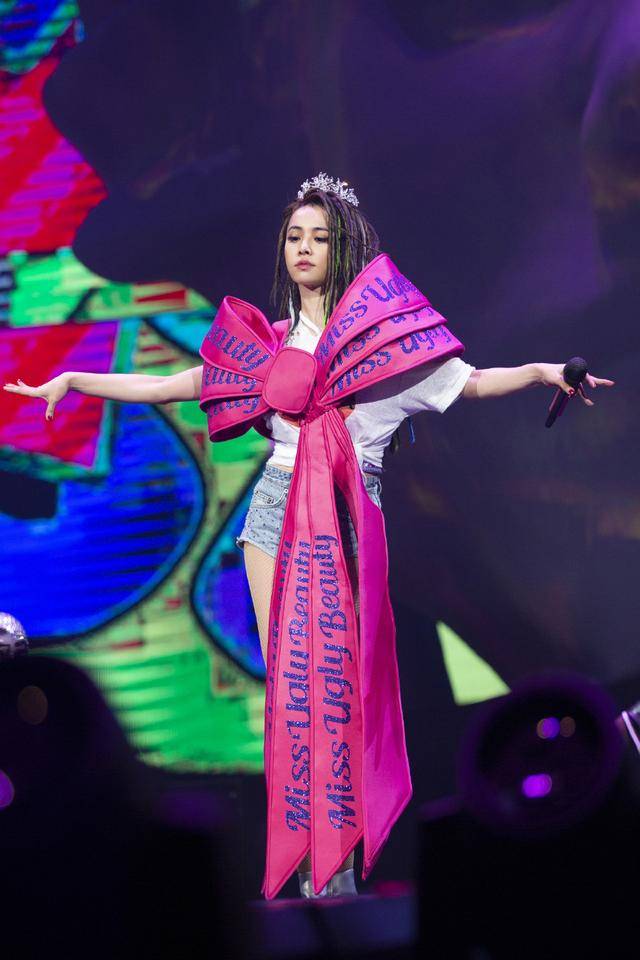 身材 蔡依林真是小个子穿搭模板！穿丝绒西装干练高级，轻松 显高10cm