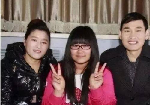 朱之文 朱之文女儿认真打扮并不丑，千格鸟上衣配小黑裤，同框弟媳显高挑