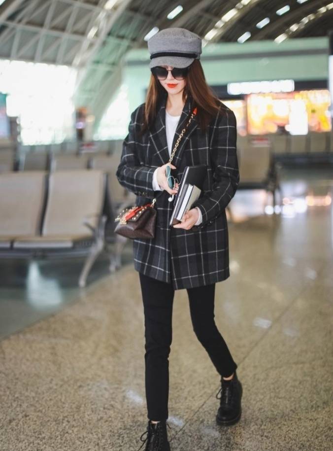 耳环 黄梦莹白色西装裙配星星耳环,甜美知性笑容治愈