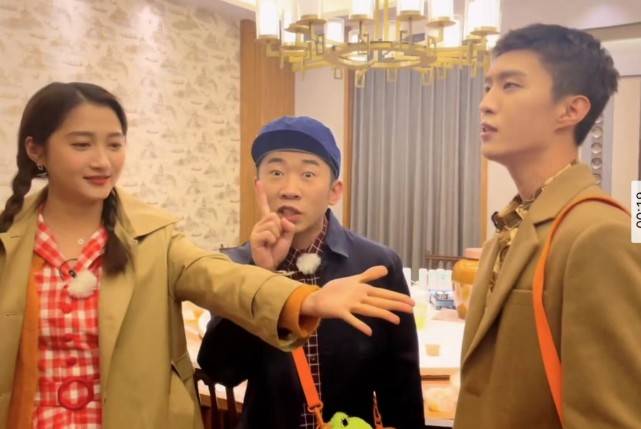 合唱|关晓彤跟范丞丞杨迪唱《穷叉叉》，扎着麻花辫捂嘴笑，三人超欢乐