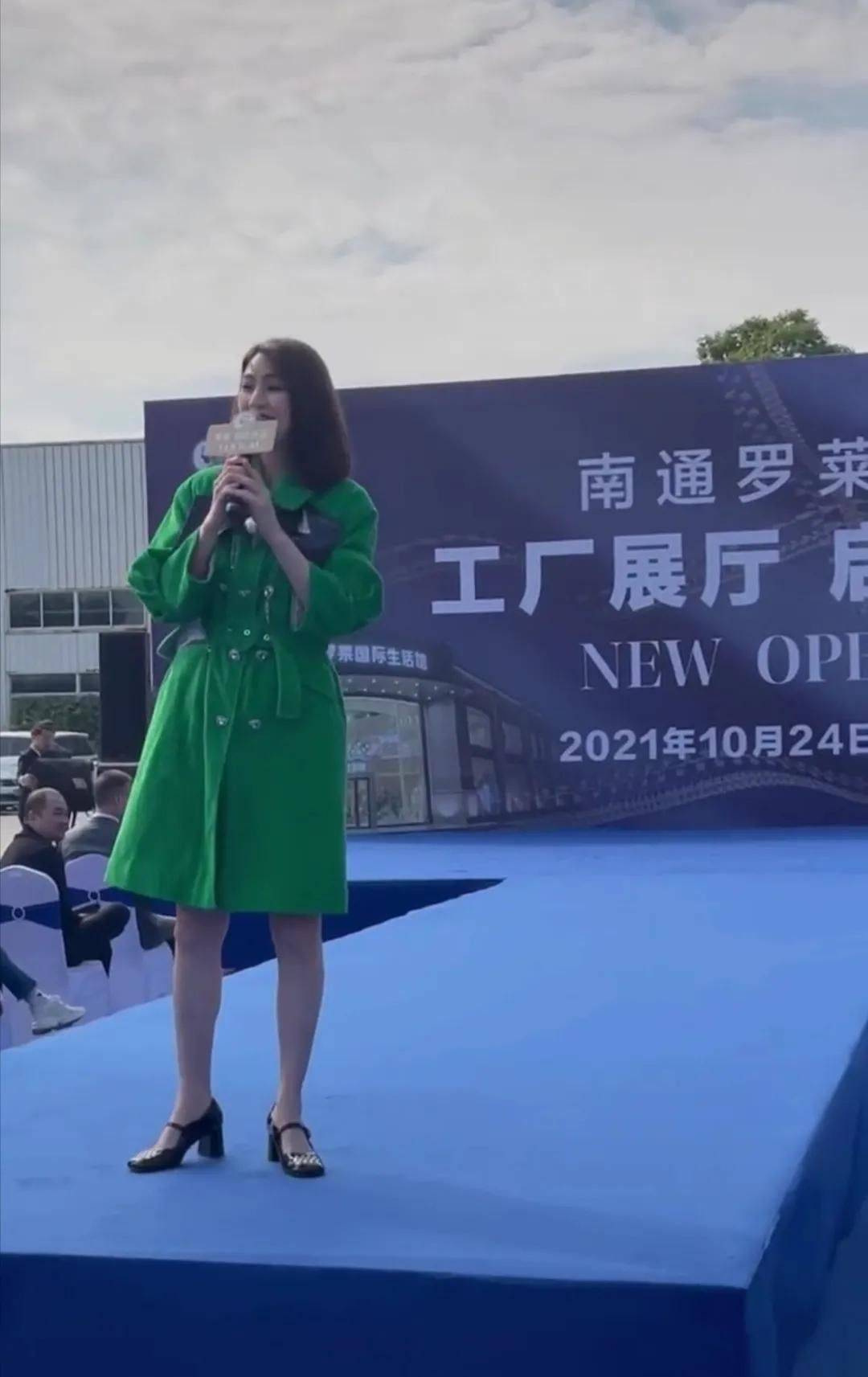 显得开了美颜滤镜，洪欣翁虹还没素人漂亮，真实容貌是老但更有气质！