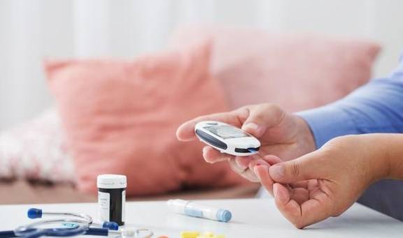 控制|糖尿病空腹血糖7.4,吃二甲双胍不降反升?从3方面详解原因