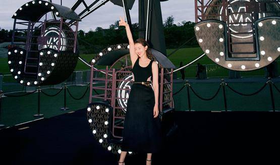 魅力 高圆圆低调露面为品牌助威，穿红色裙当车模，蜂腰红唇真假分不清