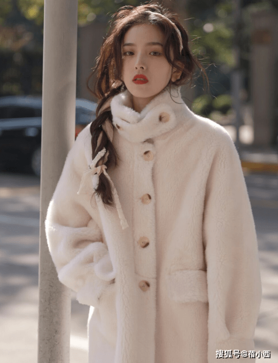 魅力 穿衣有品味的女人,都会选择毛茸茸的外套,这么打扮太高级了!