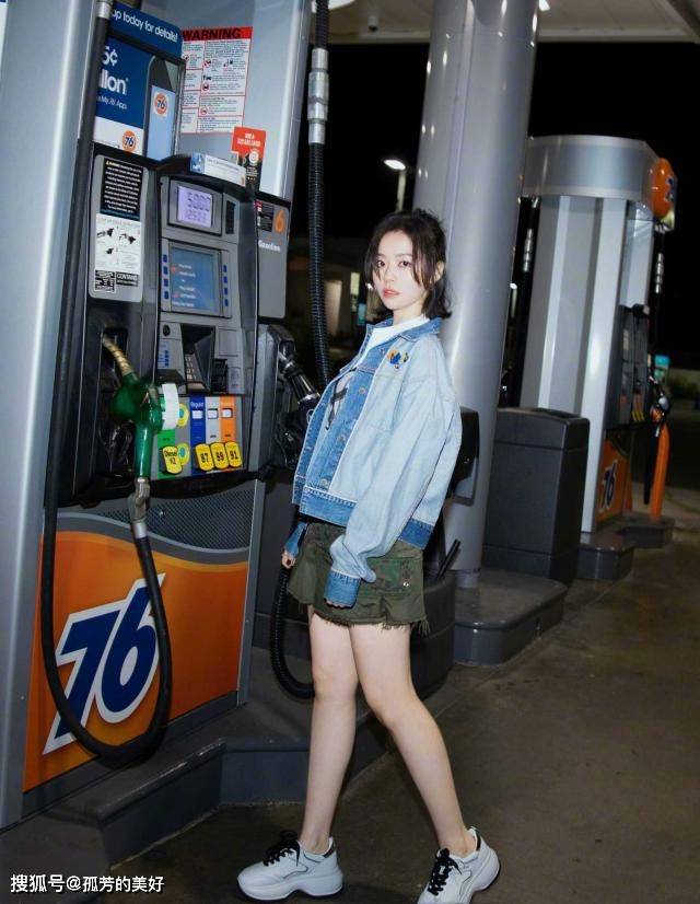 短裙 张靓颖35岁反而更精致,牛仔衣配短裙秀漫画腿,法式刘海嫩成少女