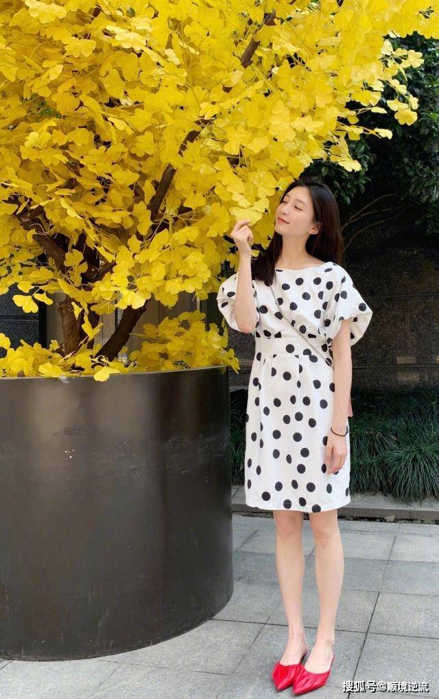 浅色 33岁江疏影和父母外出，浅色T配长裙，朴素穿着挡不住女神好气质