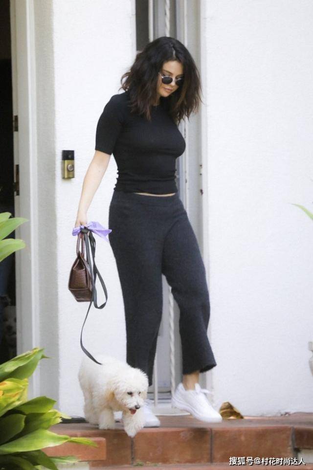 黑衣 赛琳娜黑衣造型出街，爆炸头抱萌宠状态佳，无惧微胖身材大胆秀腰