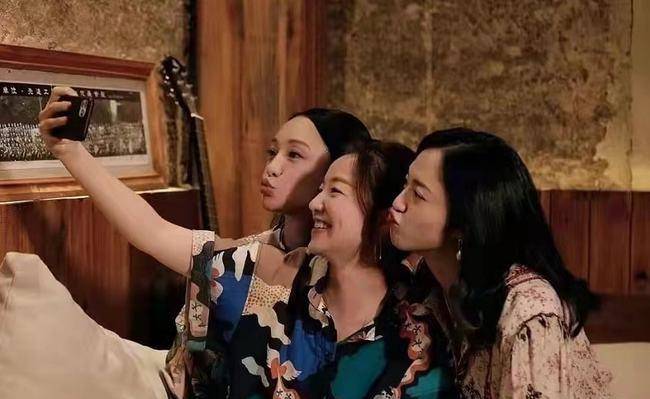 大城市 46岁周迅现身《很高兴认识你》直播间,时尚造型引起网友热议