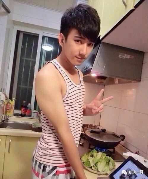 身材|94年翘臀男教练走红网络，网友直呼我可以