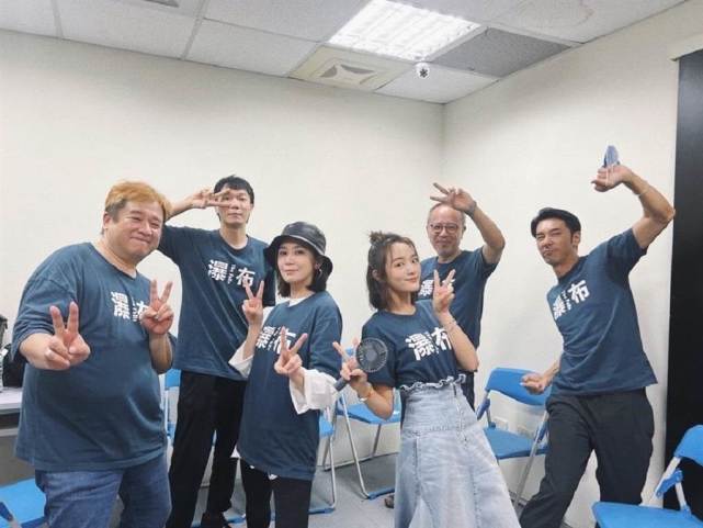 颜色贾静雯录节目后台合影，穿T恤不修图成五五身材，身高矮的真实！