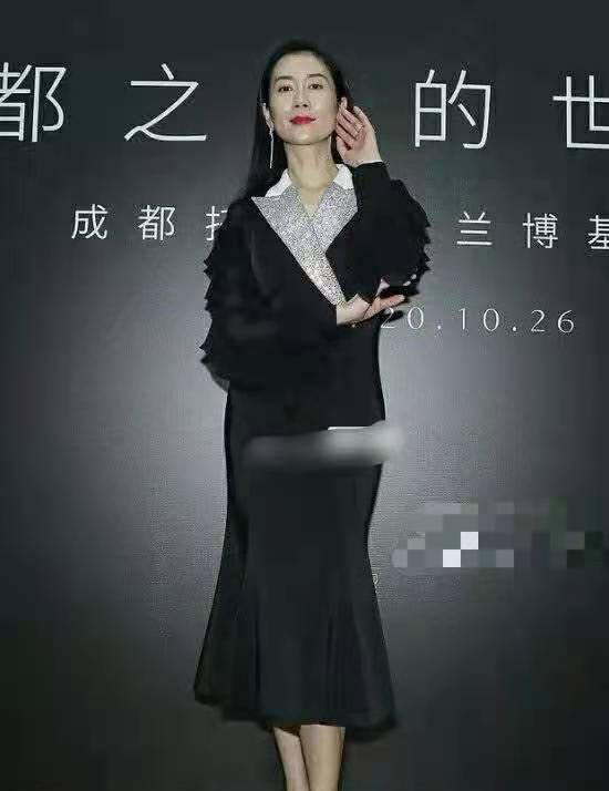 因为42岁温峥嵘近照瘦脱相，皮包骨似大头娃娃，面对蛋糕一口不吃