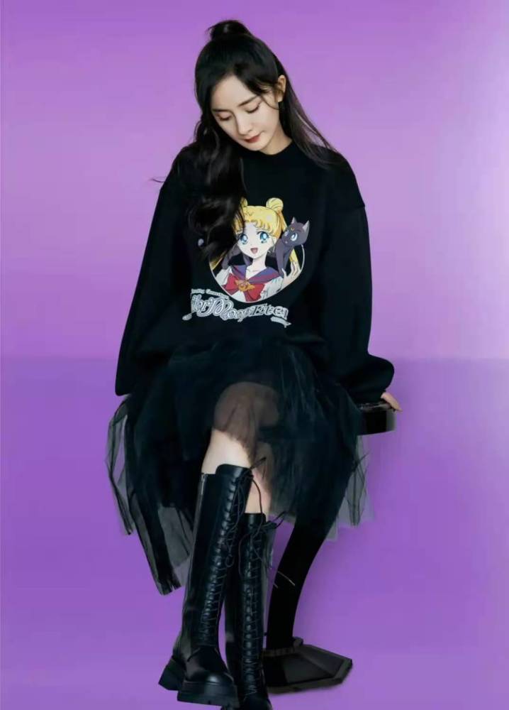 卫衣 被杨幂美到了,穿卡通卫衣配网纱裙时髦洋气,气质满分