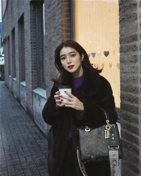 黑色 冬天不管穿什么，“显高显瘦”是首要：抛去花哨，穿出气质就好