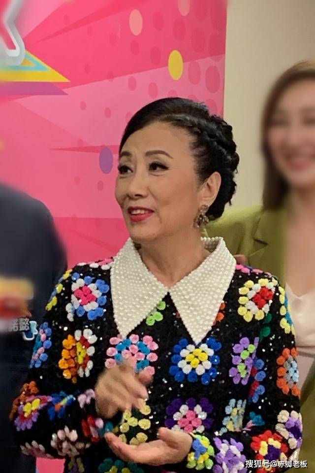 黑色 72岁汪明荃豁出去了，穿黑丝袜踩恨天高，一把年纪还这么性感时髦