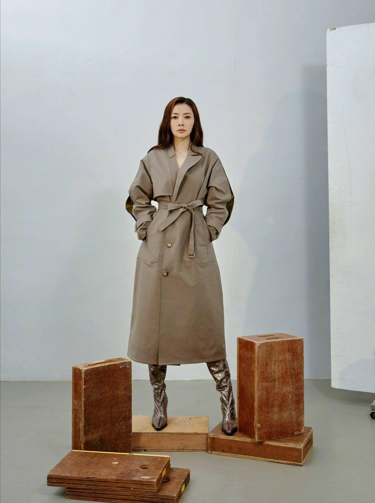 好身材 熊黛林不愧是名模，穿大衣也遮不住好身材，翘二郎腿尽显绰约风姿