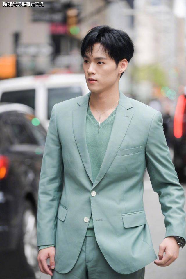 蓝发染 看帅哥养眼！董又霖薄荷绿西装现身时装周，清新气质成街头风景线