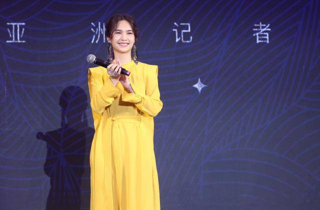 脖颈 杨丞琳穿鹅黄长裙亮相，夸张耳饰抢镜头，脚踩驴蹄靴不怕气场不够