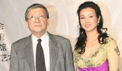 姐弟恋嫁入豪门连生5胎,却惨遭小三插足被抛弃,婆婆给4亿补偿_谢玲玲