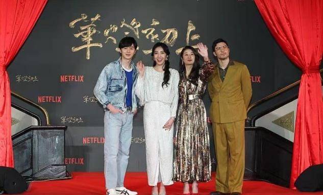 大气 林心如怎么变这样了！鎏金长裙穿出浓浓油腻感，一做大表情脸就垮