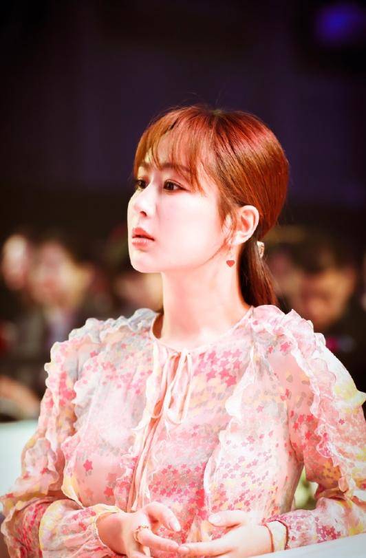 黑色 杨紫真像个“小仙女”，一袭粉色碎花连衣裙清新自然，甜美减龄