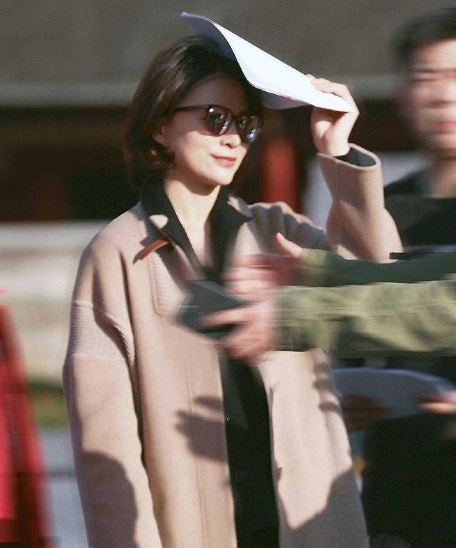 模板 董卿堪称40岁女性穿搭模板,西装叠穿大衣优雅不失干练,值得借鉴