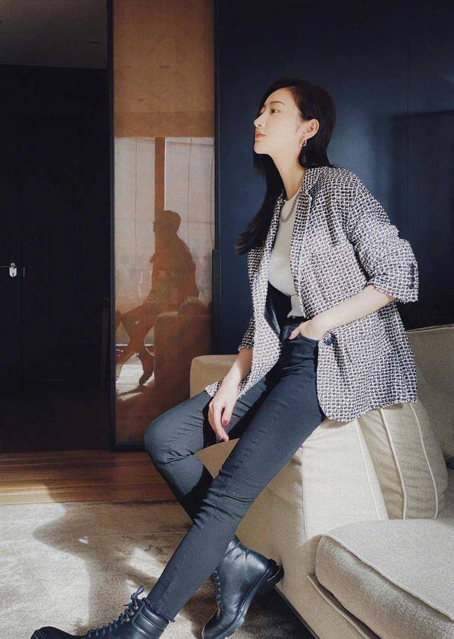 黑色 景甜真是越来越有气质感了，黑白西装配牛仔裤高级精致，干练帅气
