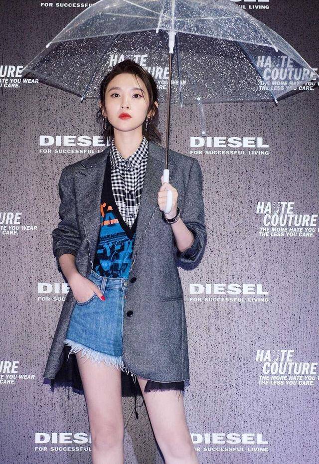 唐艺昕 唐艺昕真是穿搭实力派！西装叠穿衬衫干练成熟，搭配短裤秀美腿