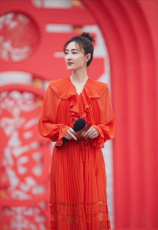 高跟鞋 王丽坤不愧是素颜女神，简单的衬衫配半身裙也能穿出高级感，真美