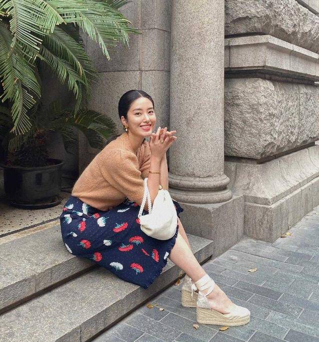黑色 杨采钰真是好一朵“人间富贵花”，蓝色连衣裙优雅温婉，明媚大气