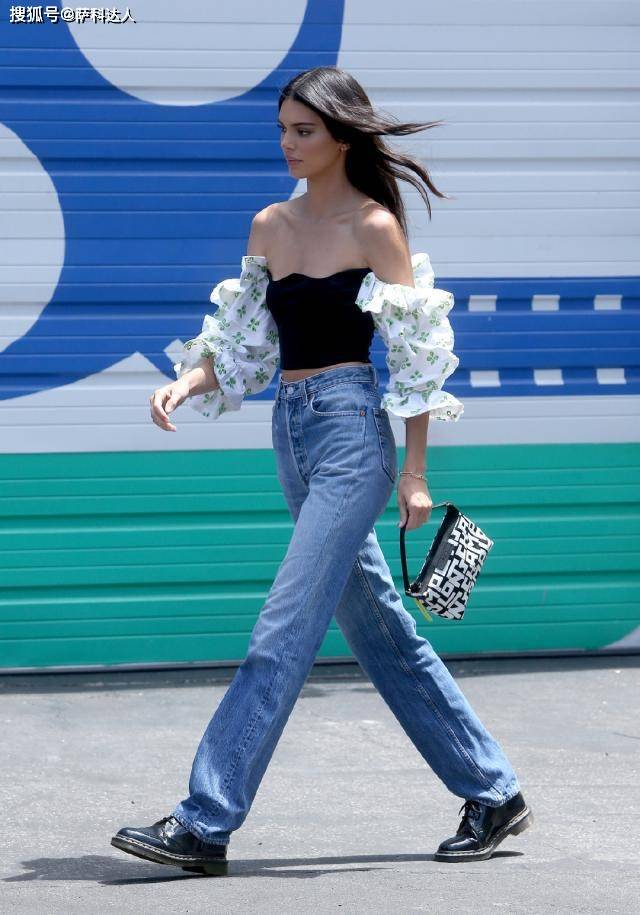 戴花 肯豆出街真显眼,抹胸上衣秀完美腰臀比,戴花套袖展现超模驾驭力