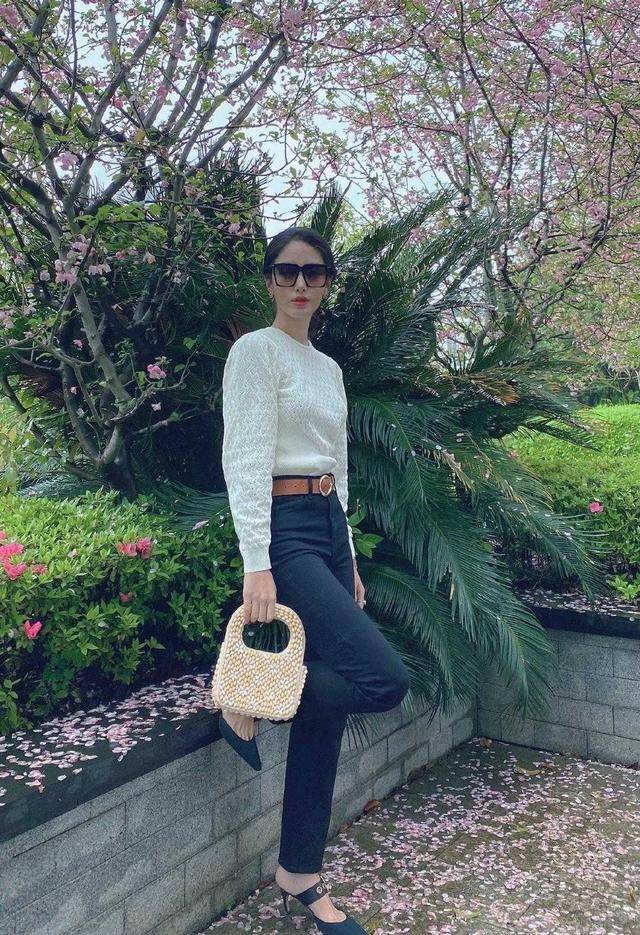 黑色 杨采钰真是好一朵“人间富贵花”，蓝色连衣裙优雅温婉，明媚大气